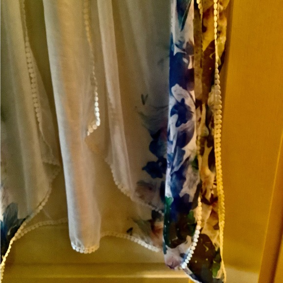 Coverup light weight sheer white w flowers 🌺 size OS lined with dots ope - Picture 7 of 16